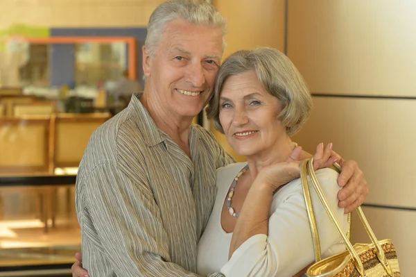Senior couple in shopping center — Stock Photo, Image