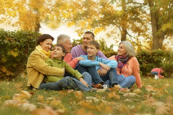 Familia feliz en el parque de otoño — Foto de Stock