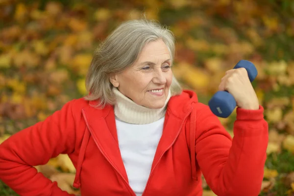 Mature woman with dumbbells — Stock Photo, Image