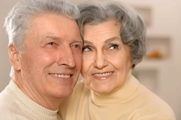 Ηλικιωμένο ζευγάρι στο σπίτι — Φωτογραφία Αρχείου