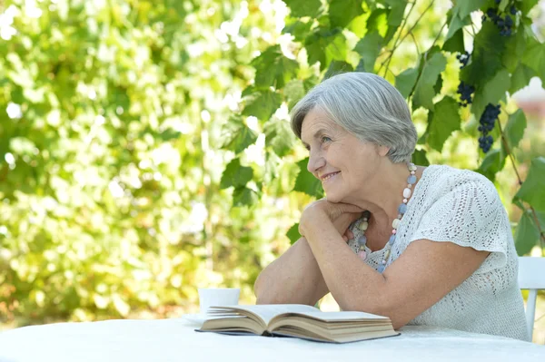 Frau draußen am Tisch — Stockfoto