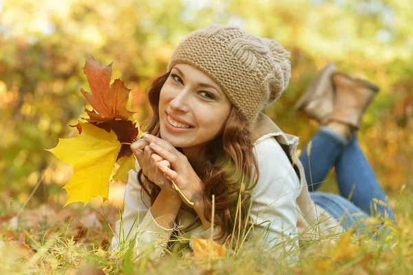 Junge Frau im Park — Stockfoto