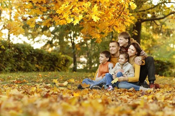 Щаслива родина в осінньому лісі — стокове фото