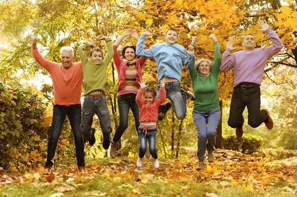 Lycklig familj i höstparken — Stockfoto