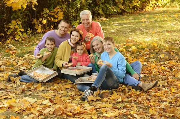 Bonne famille manger de la pizza ensemble — Photo