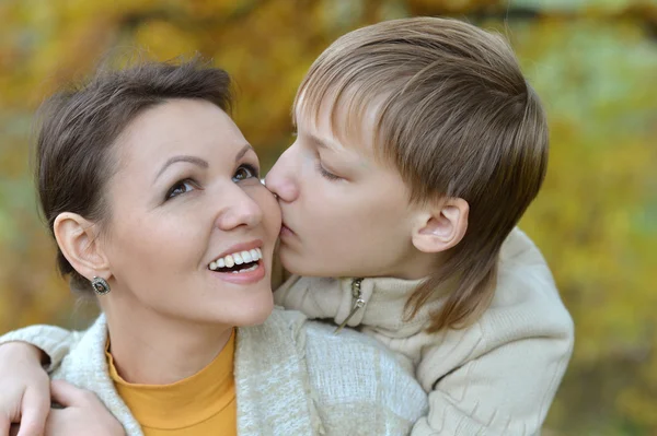 美しい母親と彼女の息子 — ストック写真