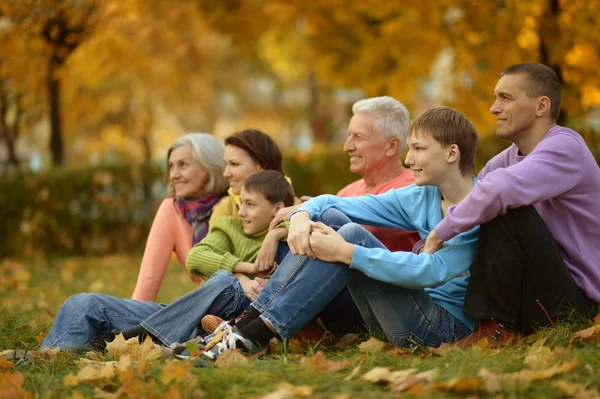 Família feliz no parque de outono — Fotografia de Stock