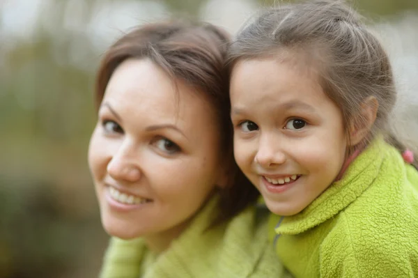 Glückliche Mutter mit ihrer süßen Tochter — Stockfoto