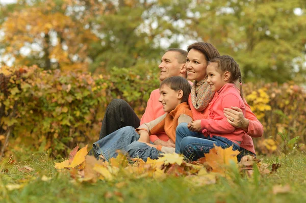 Gelukkig gezin in herfstpark — Stockfoto