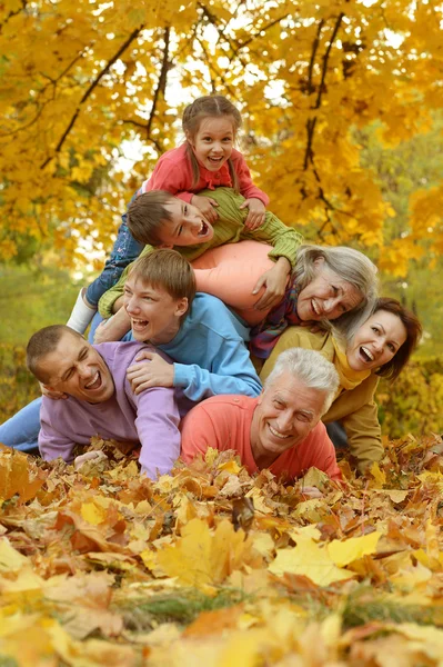 Gelukkig gezin in herfstpark — Stockfoto