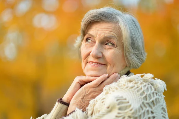 Seniorvrouw in park — Stockfoto