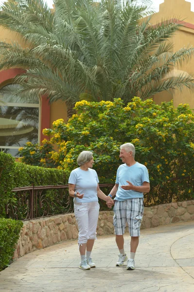 Pareja mayor descansando en el resort — Foto de Stock