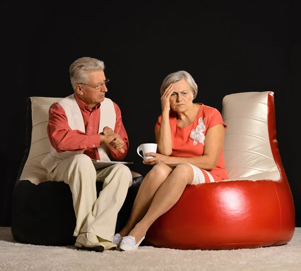Senior paar zittend op fauteuils — Stockfoto