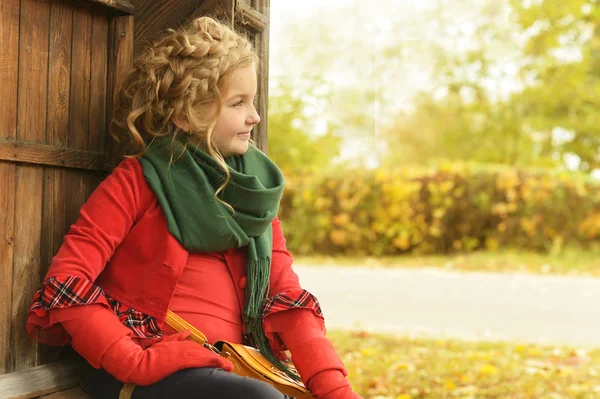 Mädchen im Herbstpark — Stockfoto