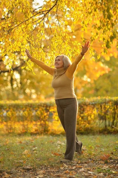 Seniorin läuft in Park — Stockfoto