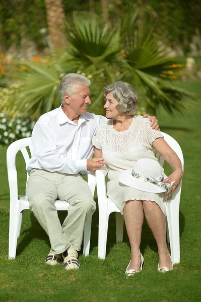 Starszy para siedzi w fotelu — Zdjęcie stockowe