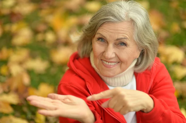 Mujer mayor señalando en su palma —  Fotos de Stock