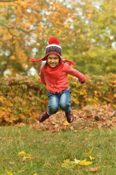 Little girl in park — Stock Photo, Image