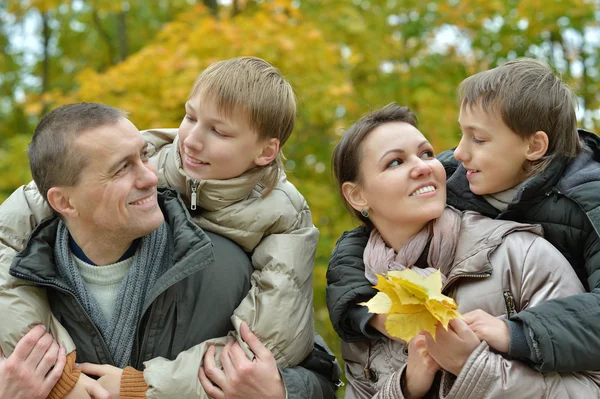 Family in autumn park — Stock Photo, Image