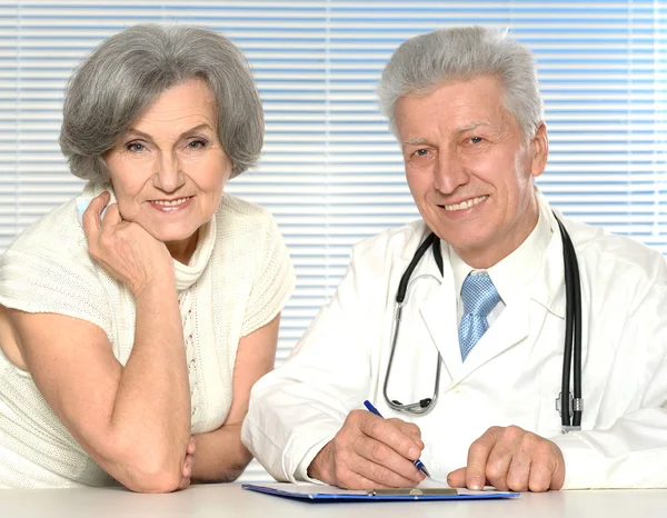 Médico de edad avanzada con paciente — Foto de Stock