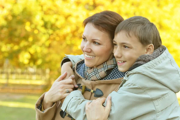 Vacker mor med son i parken — Stockfoto