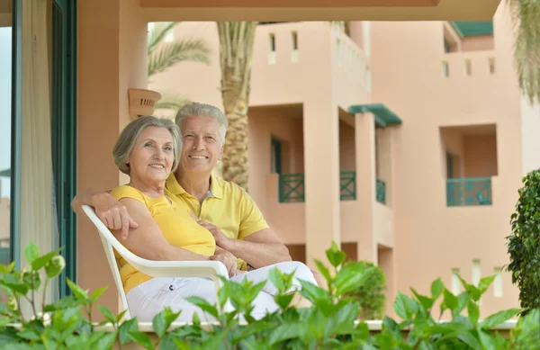 Seniorenpaar ruht sich auf Ferienanlage aus — Stockfoto