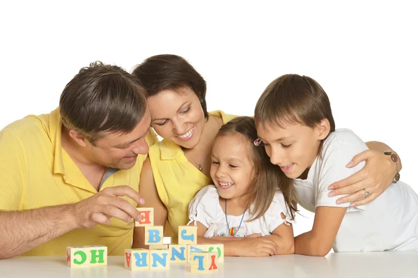 Famiglia che gioca con i cubi — Foto Stock