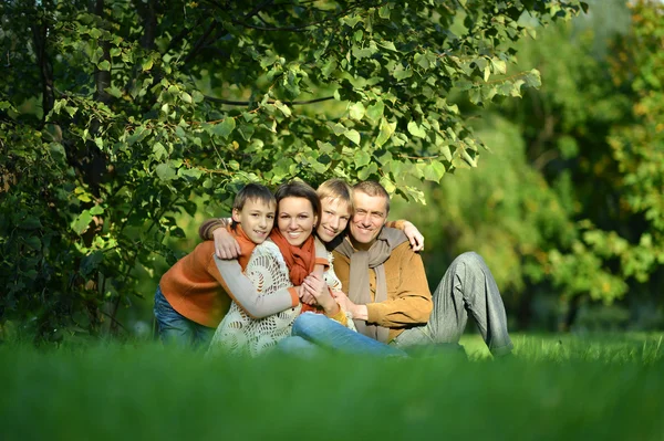 Семья в осеннем парке — стоковое фото