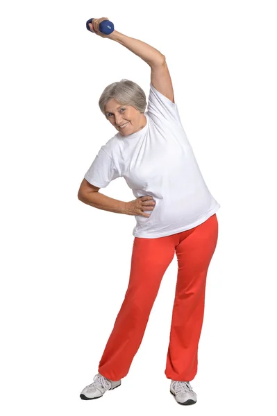 Старшая женщина упражняется с гантелями — стоковое фото