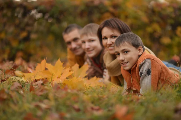 Sonbahar parkında mutlu bir aile — Stok fotoğraf