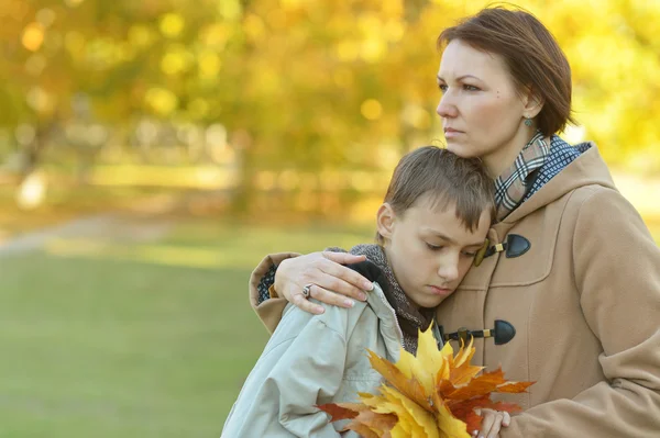 Mooie moeder met zoon in park — Stockfoto