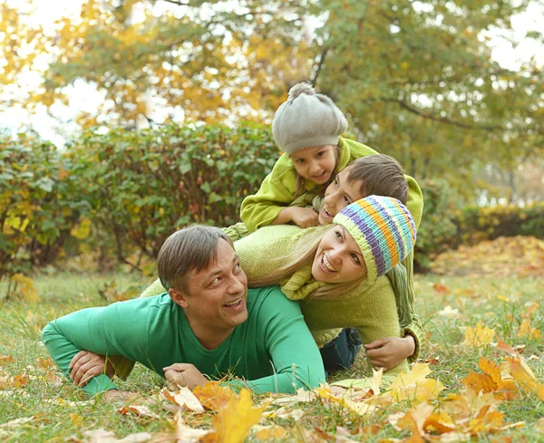 Familia feliz en el parque de otoño — Foto de Stock