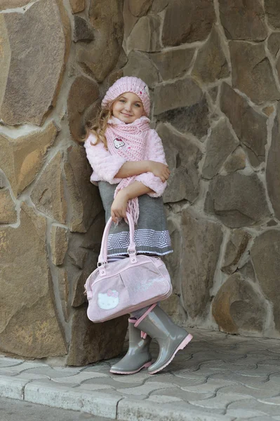 Küçük kız moda çanta ile — Stok fotoğraf