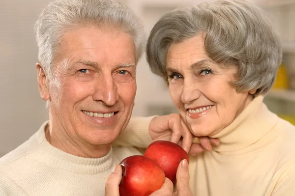 Beautiful elderly couple with apples — Stock Photo, Image