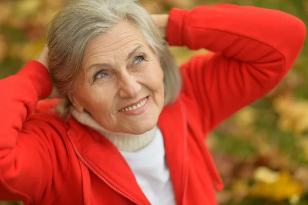 Senior woman in park — Stock Photo, Image