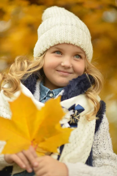 Little girl in park — Stock Photo, Image