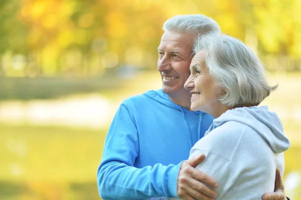 Couple in autumn park — Stock Photo, Image