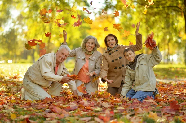 Família feliz relaxando na floresta de outono — Fotografia de Stock