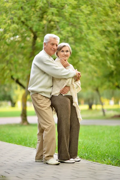 Parejas maduras en el parque — Foto de Stock