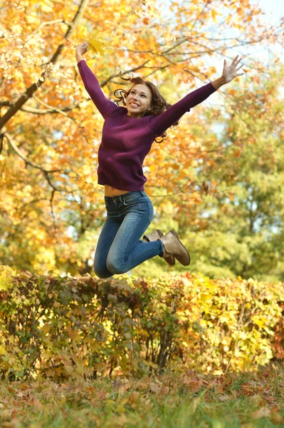 Jovem mulher no parque — Fotografia de Stock