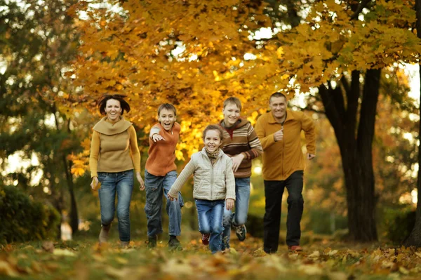 Familia feliz en bosque de otoño — Foto de Stock