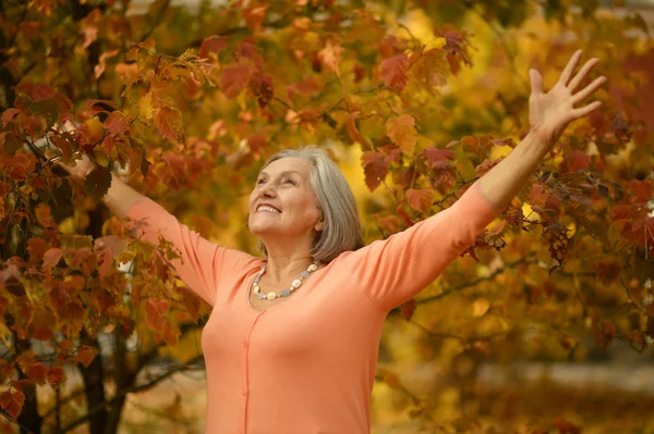 Senior kvinna i parken — Stockfoto