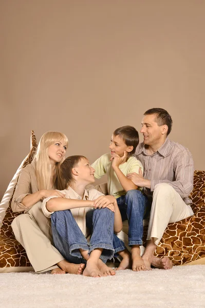 Familia descansando en casa —  Fotos de Stock