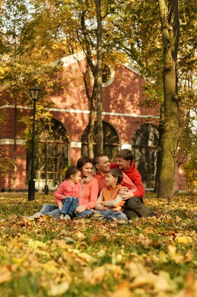 Famiglia nel parco autunnale — Foto Stock