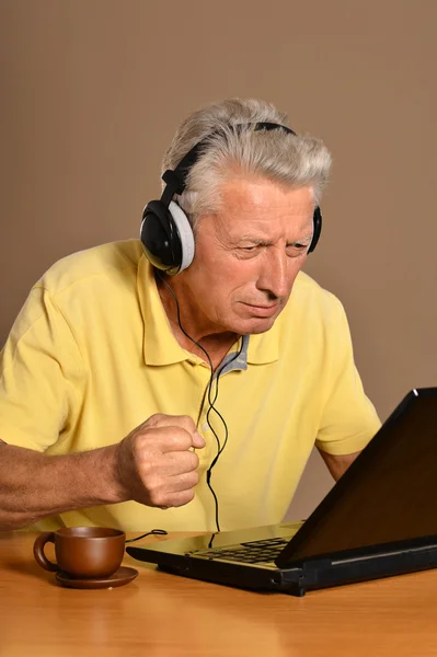 Älterer Mann mit Laptop — Stockfoto