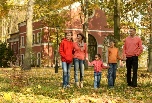 ครอบครัวในสวนฤดูใบไม้ร่วง — ภาพถ่ายสต็อก