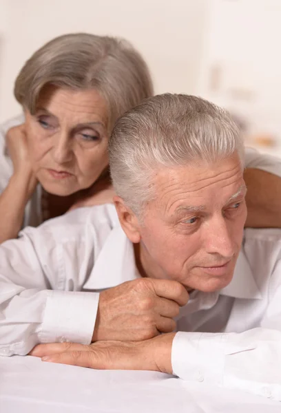 Trauriges Seniorenpaar — Stockfoto