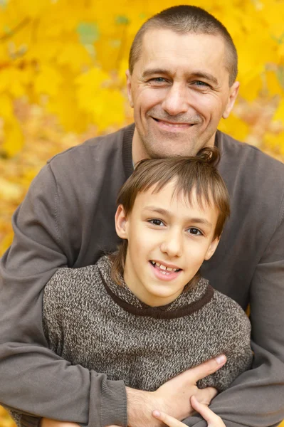 Padre e figlio nel parco autunnale — Foto Stock