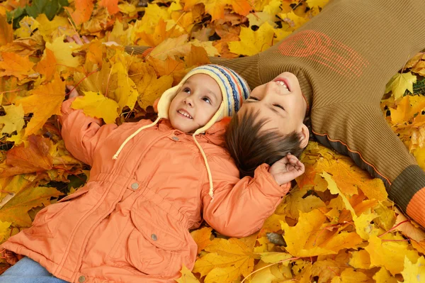 Junge und Mädchen im Park — Stockfoto