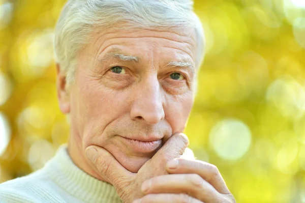 Uomo anziano che pensa — Foto Stock